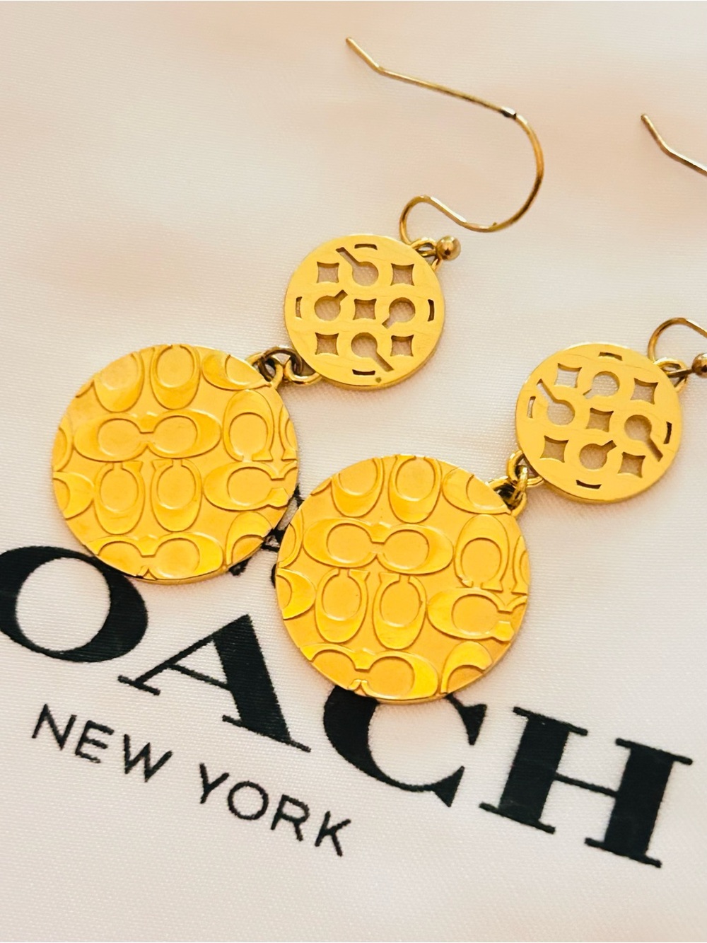 NWOT Coach Y2K Sognature kissing C's Gold Tone Earrings - Picture 9 of 14